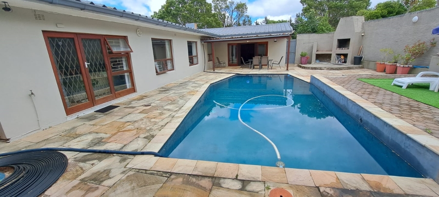 4 Bedroom Property for Sale in Glen Barrie Western Cape